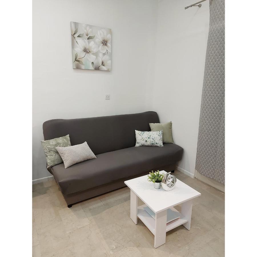 Lee Apartman *