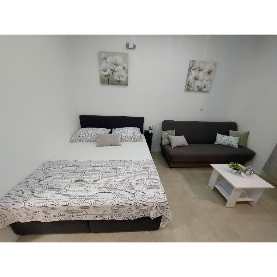 Lee Apartment Split