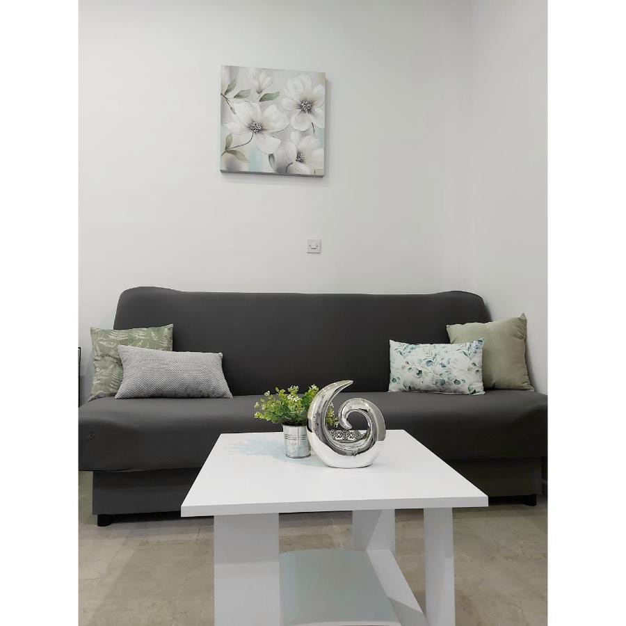 Lee Apartman