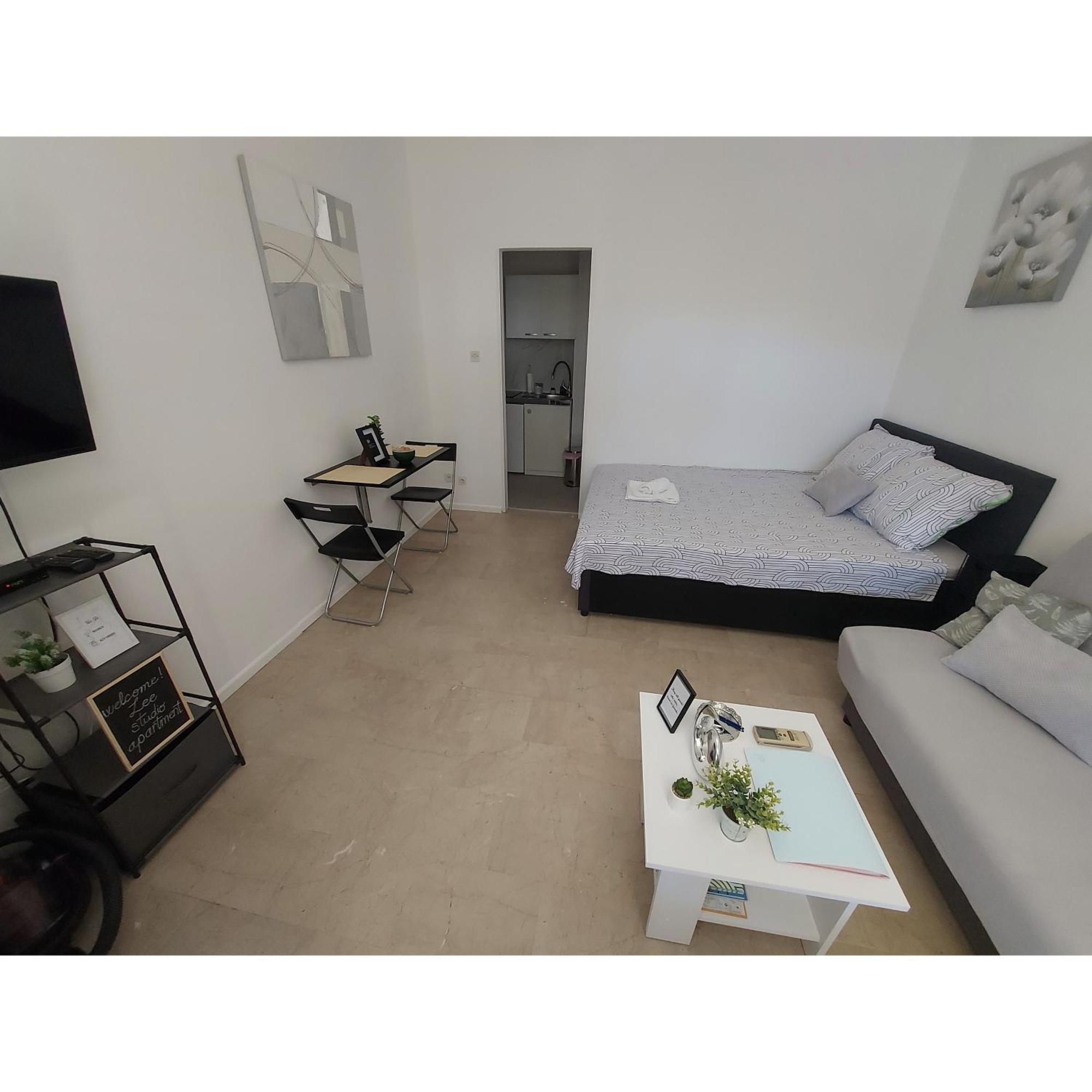 Lee Apartman